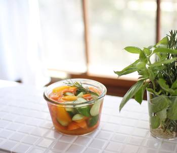 作り置きの副菜を仕込んでおくと、サッと出せて手軽で便利。パーティー後、疲れた時の食卓でも作り置きおかずが助けてくれます。