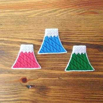 こんな可愛い刺繍ブローチを胸元や帽子にちょこんと付けてみるのはいかがですか？これからの季節にはストールにつけてもいいですね。外国人への友人へのプチギフトにもおすすめです。