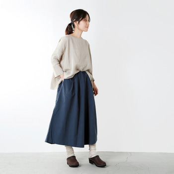 ゆったりサイズのコーデにコロンとしたフォルムのサボを合わせて。トップスと同系色のソックスがナチュラルな雰囲気。