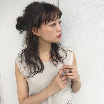 お団子位置を、少し低めにしてトップではなくハチの部分につくるとエレガンスな雰囲気に。