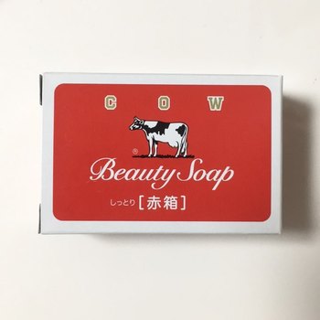 80年以上前から長く愛されている牛乳石鹸。懐かしさの残るパッケージの牛乳石鹸は、今も変わらず人気です。優しいローズの香りで、うるおい成分配合のクリーミーな泡で、しっとりした洗い心地の『牛乳石鹸 赤箱』。