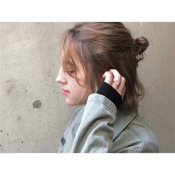 髪が短めのボブさんでもお団子スタイルを楽しめるのが、ハーフアップの嬉しいところ♪ハチより少しだけ高めの位置につくるとバランスがよくなりますよ。