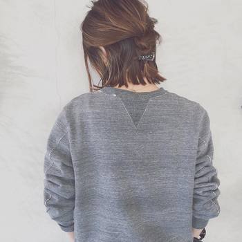 ハチから上の髪をとって、うしろで三つ編みにした簡単アレンジ。バックの三つ編みは短めさんだからこそコンパクトにまとめられる、とっておきのスタイルです。