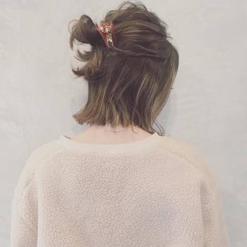 こちらは、結び目をクリップで留めたアレンジ。毛先にランダムな動きを作れるのはボブさんならではですね♪