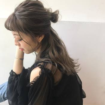 ロングさんのハーフスタイルは、長い髪がすとんと落ちるとクールな印象に。ゆるくていいので髪を巻いてあげると優しい雰囲気になりますよ♪