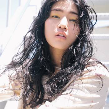 ウェーブヘアは風になびいた時も素敵。風の強い日のお出かけは、ボサボサにならないようにスタイリング剤で少しずつ束感をつけておけば、時間が経っても素敵なヘアスタイルを維持できます。