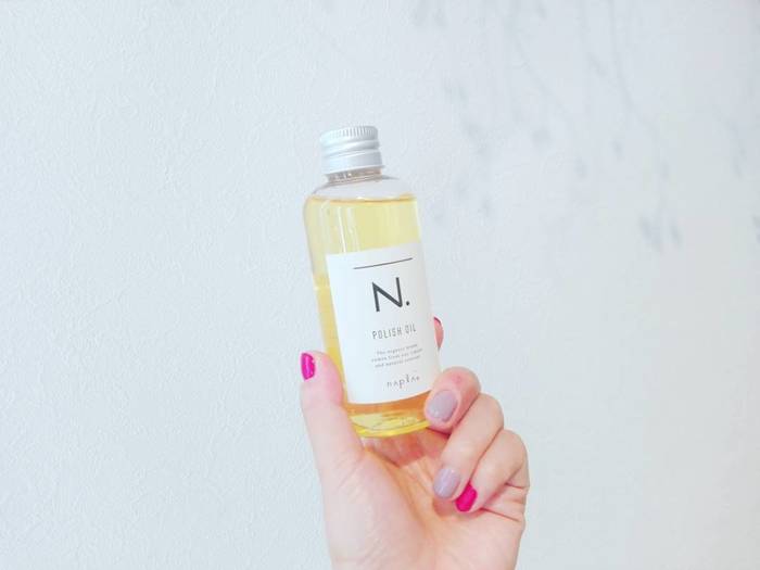 おすすめは「N.(エヌドット)」のポリッシュオイル。ヘアだけでなく、ボディにも使える万能アイテムです。重めの質感が苦手、自然なサラっとしたストレートに憧れる。そんな人にピッタリの軽やかなオイル。何もつけていないような気持ちで美しい髪を作れる。大人のこなれ感の演出にも一役かってくれそうです。
