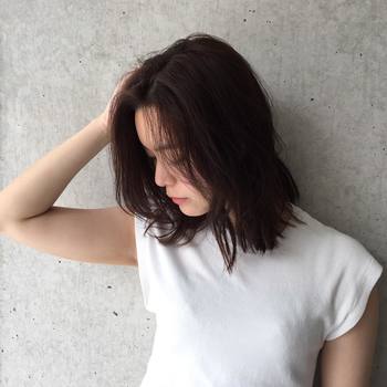 あえて部分的にヘアアイロンを使用して、ナチュラルに仕上げるのもおすすめです。表面はそのままで、内側の髪をストレートに伸ばすだけで動きのある自然なストレートヘアに。
(クセが強めの人は表面にも軽くアイロンを滑らせるようにしましょう)