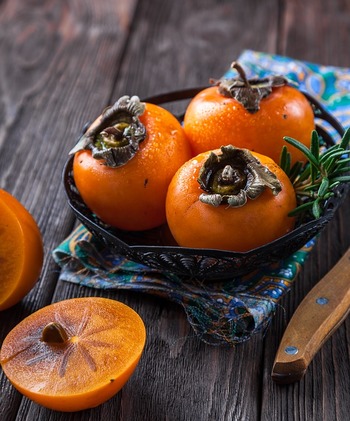 りんごと同じく秋から旬を迎える柿ですが、りんごの皮は食べても、柿の皮を食べたことがあるひとは少ないのではないでしょうか。皮には実以上の栄養が含まれているそうですが、少しぶあついので、なかなかそのままでは食べにくいですよね。そこでおすすめのアイデアをご紹介します。