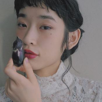 オン眉スタイルとの組み合わせもこんなレディな仕上がりに。
アイメイクも薄めに仕上げているので、鮮やかなプラムカラーがよく映えますね。
