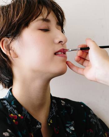 リップが主役の場合は、アイメイクなどをベージュやブラウンなど肌なじみのいいカラーでまとめナチュラルに仕上げるのがポイントです♪
今回は、秋冬におすすめリップメイクを色別にご紹介します。