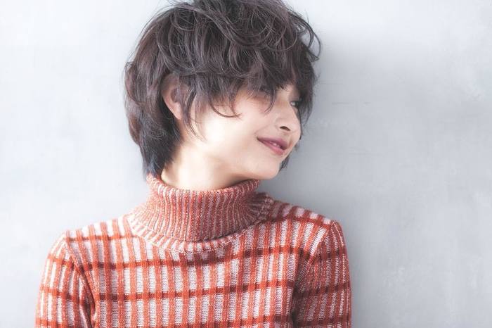 くしゅっとさせたボーイッシュなショートヘアも、プラムカラーのリップで女性らしさがアップ!
暖色のタートルニットにもよく似合っています。