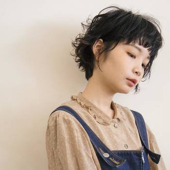 ボーイッシュなショートヘアも、鮮やかさが控えめな分シックな雰囲気に仕上がります。