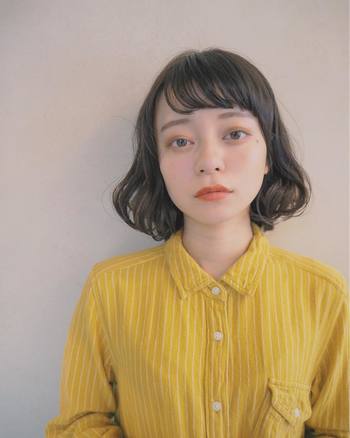 毛先を大きくワンカールさせたレトロな雰囲気が漂うボブ。ちょっぴり個性を出したいときには、オン眉にアレンジしてみて!少し勇気が入りますが、簡単に印象を変えれて、目を大きく見せてくれるメリットも◎