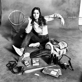 アメリカのモデル・女優の「ローレン・ハットン(Lauren Hutton)」は、「チープ・シック」スタイルのアイコンとなったひとです。シンプルなアイテムを自分らしい着こなしに昇華させているスタイルは、とても素敵! 彼女の「チープ・シック」スタイルには、ファッション哲学を感じます。