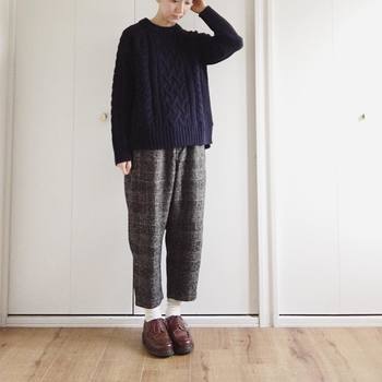 メンズライクなローファーも、グレンチェックのパンツによく似合います。ほっこりとしたニットが秋冬らしくてかわいい。