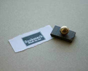 イリモノデザイン製作所では裏紙ノートの他に、押すだけでブックマークが作れるスタンプもデザインしています。ちょっとした折に挟んだ紙切れも、スタンプ一つでおしゃれに使えるアイデア。アップサイクルをオシャレに取り入れられるのがポイントです。