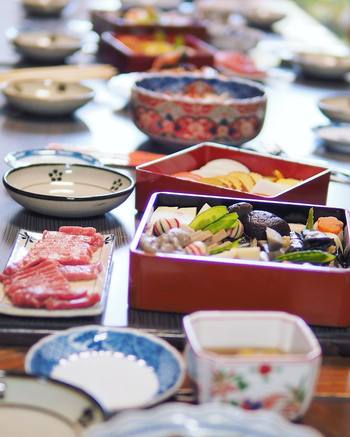 おせち料理や年末年始のお料理作りを始めましょう。このときに下準備としてあらかじめ買い置きや作りおきしておいた食材が活躍してくれます。
盛り付けやテーブルウェアのコーディネートを一緒に計画しておくとイメージしやすいのでおすすめです。