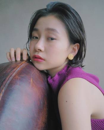 マットな肌は、繊細な上品さを演出。高級感のあるお肌に仕上がります。皮脂を吸収してくれるパウダータイプのファンデーションがおすすめです。