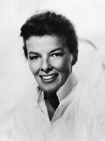 アメリカで最も偉大な女優「キャサリン・ヘップバーン(Katharine Hepburn)」は、女優=ドレスアップするのではなく、プライベートではシンプルなスーツやパンツスタイルを貫いたひとです。飾り気のないメンズライクなシャツやオーバーサイズのトレンチコートなどのベーシックアイテムを自分らしいエッセンスで着こなしている様は、まさに「チープ・シック」を体現しています。