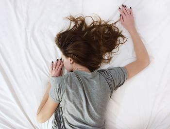 潤いのある健康的な美肌をつくるには、お肌の「ターンオーバー」を整えることも大事なポイントです。ターンオーバーとは肌表皮の新陳代謝のことをさしますが、正常に機能していない時には、肌荒れやニキビなど様々な肌トラブルを招いてしまいます。新陳代謝を上げて肌本来の美しさを手に入れるために、日頃から適切な睡眠とバランスの良い食事を心がけることが大切です。