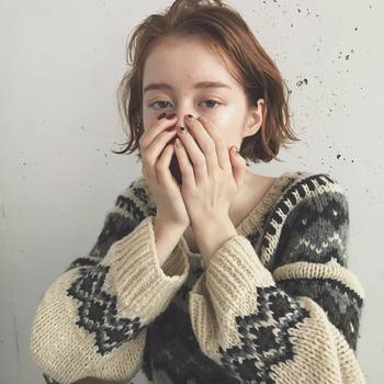 明るいカラーや動きのあるパーマスタイルのボブは、軽やかさが出るので柄モノアイテムの洋服とマッチします。