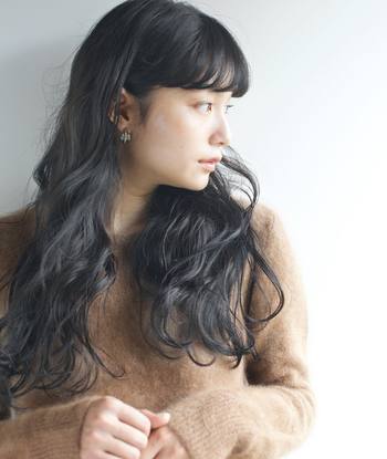 女性らしさが引き立つロングヘアーは、セーターやモヘアなどのニットアイテムとの相性が抜群です。
