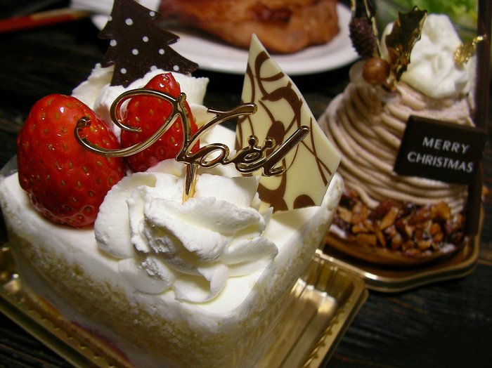 クリスマスパーティに振る舞うディナーやケーキの準備をしましょう。予約が必要なものは、早めに済ませておきます。ワインやシャンパンなどのアルコール類はお正月の分も合わせて購入しておくと二度手間になりません。