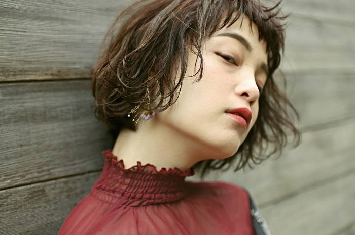 秋冬の首元は重たくなりがちですが、あえて髪の毛に軽さを出して全体の重さを軽減させるのもバランスを取る良い方法ですね。
ミディアムヘアやショートヘアの方など、髪の毛を結ぶのが難しい方は、毛先をややウェットにして少し巻いてみると毛先に軽さが出やすくなります。