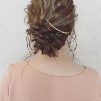 毛束をくるくるとねじる「くるりんぱ」ヘアは、毛束をねじってピンで止めるだけで完成する簡単ヘア。
ストールなどのカラーやデザインをメインに見せたい場合は、ピンをシンプルなものにするとごちゃついてみえません。
こちらのようにゆるめの仕上げにしておくと、髪の乱れも気になりにくいですね。