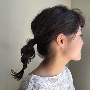 少し毛束をねじってローポニーにしたのがこちら。
首元のストールからちょろんと毛束を出してあげると髪の乱れも気になりにくいです。
ロングほど長さがなくても、ねじるだけなのでミディアムヘアの方でも簡単にポニーテールアレンジがしやすいですね。