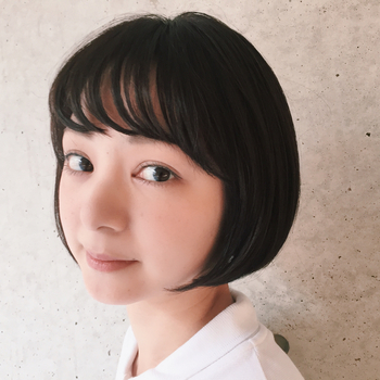 束感のある前髪がガーリーでとても可愛いですね。後ろは長さを揃えて顔を包み込むように仕上げています。