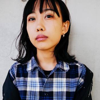 首から肩に沿うようにやわらかなパーマをかけて、ナチュラルな印象に。前髪は束感を大切にしてまっすぐおろしていて、目が大きく見えます。
