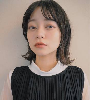 下地にパール感をプラスすることで、内側から輝くようなツヤ肌に。いきいきとした透明感を生み出します。
