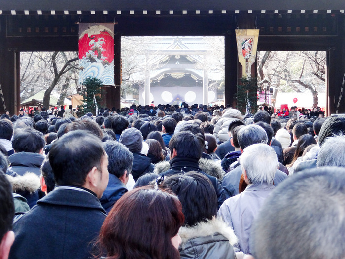 古来の作法に則るなら、大晦日の夜は家で歳神様を待ち、元日に雑煮を食べた後で午前中に初詣に行くのが基本です。ただし、近年は混雑を避けるために敢えて日や時間帯をずらして参拝する人も増えています。午後に行っても問題ありません。