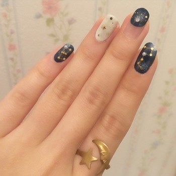 上品なパールを星座に見立てたデザインが大人っぽい。ネイルによく似合う星のリングも素敵です。