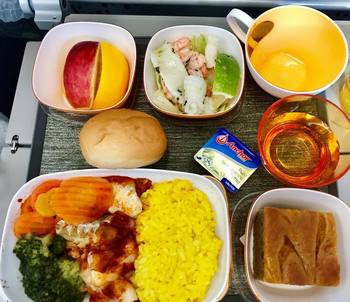 こちらは事前予約の特別食、シーフードミールだそうで、タラのトマト煮やシーフードサラダが並んでいます。プレート右下のキャラメルケーキの人気が高く、美味しかったという感想を多く見かけました。デザートが美味しい機内食はさらに幸せな気持ちにさせてくれますよね。