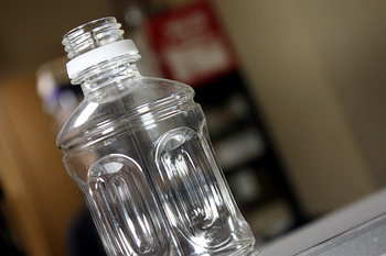 「ホットドリンク用」のしっかりとした厚みのあるペットボトルに、50℃程度のお湯を入れ、ふたをきっちりしめるだけ。あとは、タオルに巻いたり、カバーに入れて使います。直接身体につけるのは、低温やけどのおそれもありますので気をつけましょう。