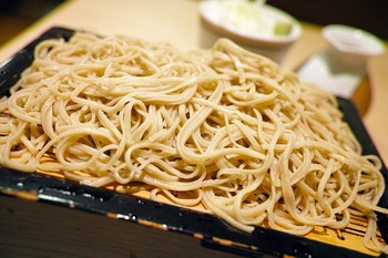 年末は寒いので、温かい蕎麦で食べるひとも多いかもしれませんが、特に決まりはなく、地域によっても食べ方はさまざま。蕎麦好きの人は12月に出始める新蕎麦を、香りを楽しむ"ざる"で食べるのもいいですね♪
