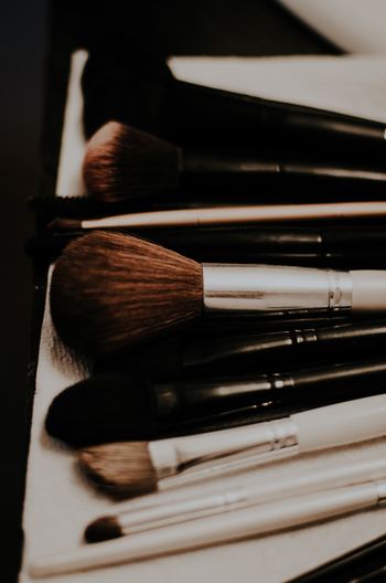 ブラシ類やスポンジなどの化粧道具はいつもきれいに洗い、清潔に保つようにしましょう。きれいな道具を使うと、お化粧も丁寧にしたくなります。
