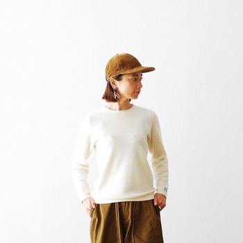 こっくりとしたキャメルカラーに、飾り気のないルックス。子供っぽくなりがちなキャップも、そんなデザインなら、大人も安心して被れます。