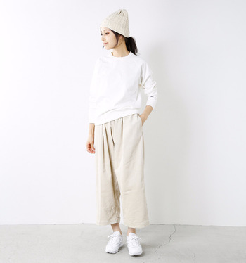 トップス、ボトム、小物…。すべてをホワイトでまとめた着こなしは、冬にこそ実践したい上級者スタイル。ニット帽のモコモコ感で、寒々しいイメージにもなりません。