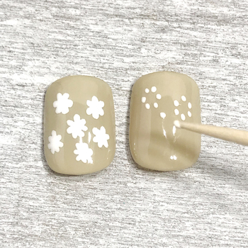 ②花びらを描きます。爪楊枝を使ってランダムに花びらの輪郭をとるようにドットを描いていきます。6~7個ほどのドットで1つのお花を描きます。輪郭が取れたら硬化はせず、そのままドットの中を塗りつぶしてから硬化します。