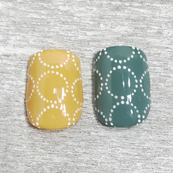 ③全体にドットで円を描いていき、トップコートを塗ったら出来上がり!1つ円を描いたら硬化させるなど、こまめに硬化させるとジェルが広がらないので、ドットが繋がってしまうことなく綺麗なドットの円を描けます♫タンバリンも色々なカラーで楽しめるデザインなので、お好きなカラーで試してみてください。