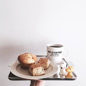 コーヒーはいつもハンドドリップで。マフィンとスコーンは、北海道の函館にある「ロカ」からお取り寄せしたものだそう。kaeさんのおやつへのこだわりが感じられますね♪「NO COFFEE」と書かれたマグや、添えられたスヌーピーやウッドストックたちで遊び心もプラスして。