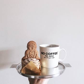 こちらはコンビニスイーツのモンブランに、鎌倉にある「KANNON COFFEE(カンノンコーヒー)」の大仏クッキーをトッピング。なんとも大胆でかわいらしいスイーツとなっていますね♪