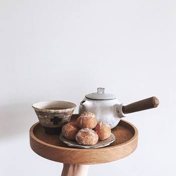 豆皿に乗ったあんドーナツと、素敵な茶器で、和のコーディネート。そのおやつに合わせて、いちばん美味しそうに見える手法で撮影されていますよ。
