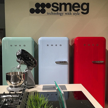 カラー展開が豊富な高級冷蔵庫で有名なイタリアのメーカー「SMEG(スメグ)」
品質とデザイン性に重点を置く製品作りに力を入れているそうです。