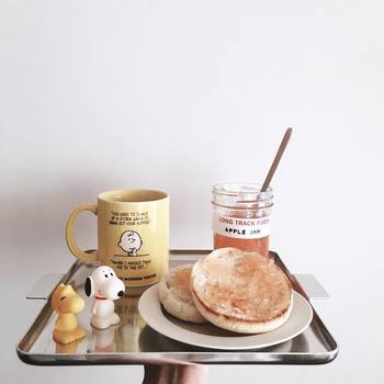 鎌倉の人気店「LONG TRACK FOODS(ロングトラックフーズ)」のりんごジャムをマフィンにたっぷりと。スヌーピー好きのkaeさんらしいチャーリーブラウンのマグもかわいい。