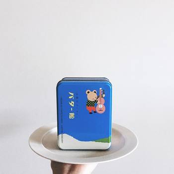 クマのイラストがレトロでかわいい、北海道のお土産バター飴。中には、クマの顔の形をしたバターキャンディーが入っています。缶もかわいいので、自分用にはもちろん、贈り物にもぴったりです。